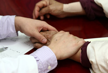 광주자생한방병원 자생치료의 특징-환자 손을 잡아 건강상태를 체크 하고 있는 의사의 모습