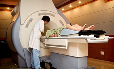 광주자생한방병원 자생치료의 특징-MRI 검사하는 환자와 의사의 모습