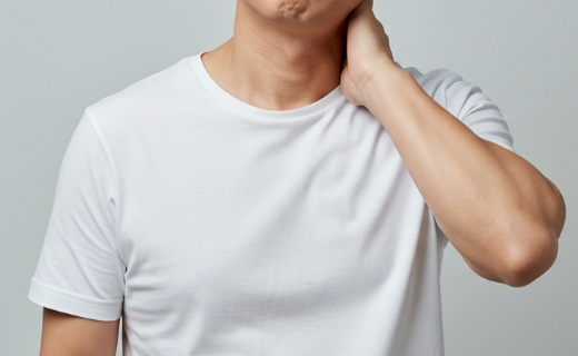 목 통증으로 목을 잡고 있는 남성
